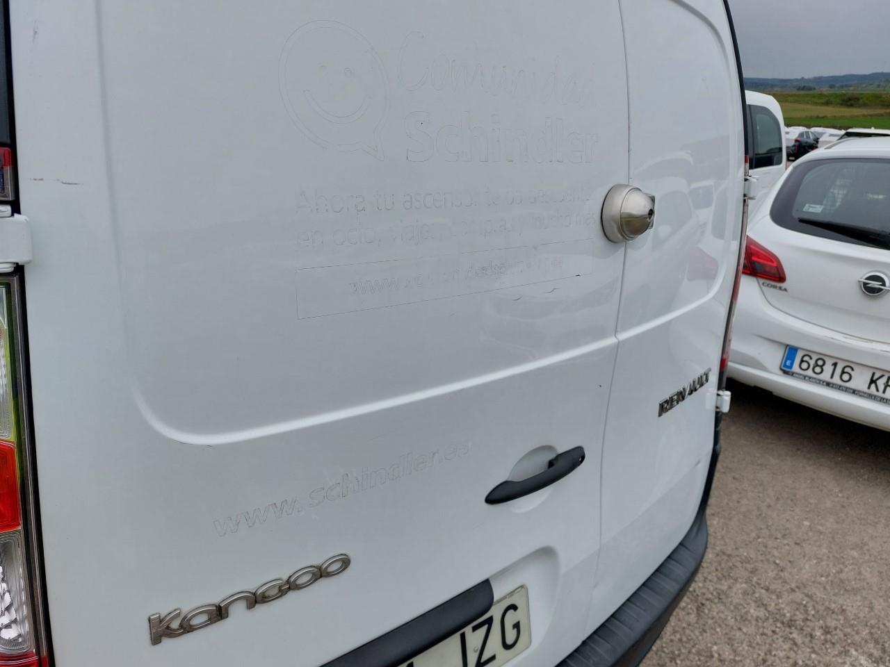 Daño en Puerta trasera izquierda Golpe carrocería y  pintura dañada Golpe carrocería y  pintura dañada