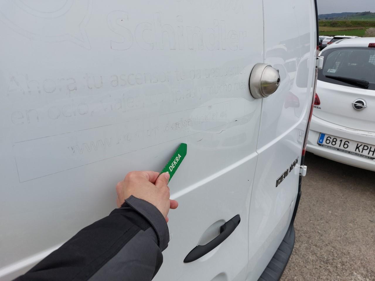 Daño en Puerta trasera izquierda Golpe carrocería y  pintura dañada Golpe carrocería y  pintura dañada