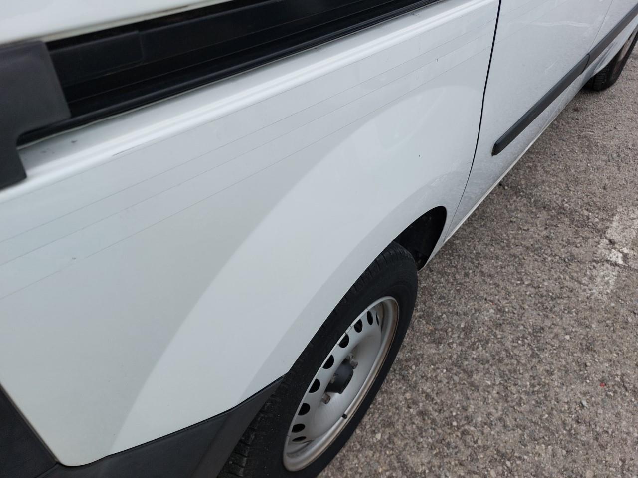 Daño en Aleta trasera derecha Golpe carrocería y  pintura dañada Golpe carrocería y  pintura dañada