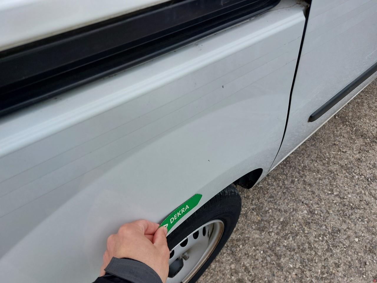 Daño en Aleta trasera derecha Golpe carrocería y  pintura dañada Golpe carrocería y  pintura dañada