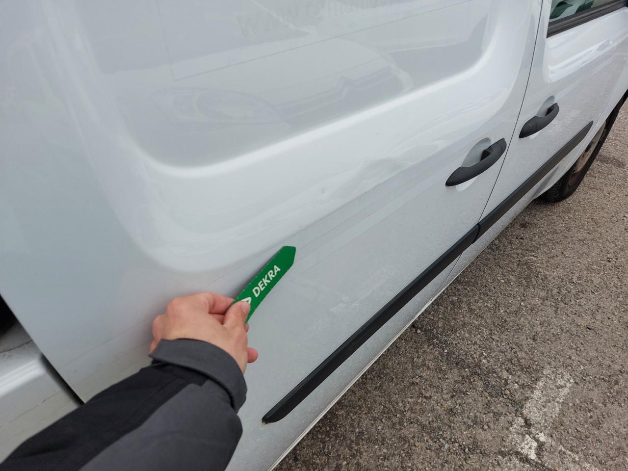Daño en Puerta lateral derecha Golpe carrocería y  pintura dañada Golpe carrocería y  pintura dañada