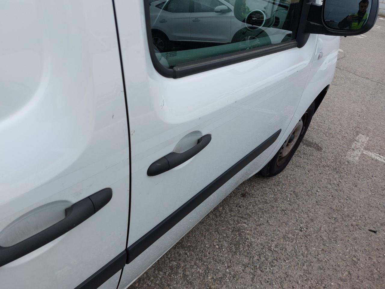 Daño en Puerta delantera derecha Golpe carrocería y  pintura dañada Golpe carrocería y  pintura dañada