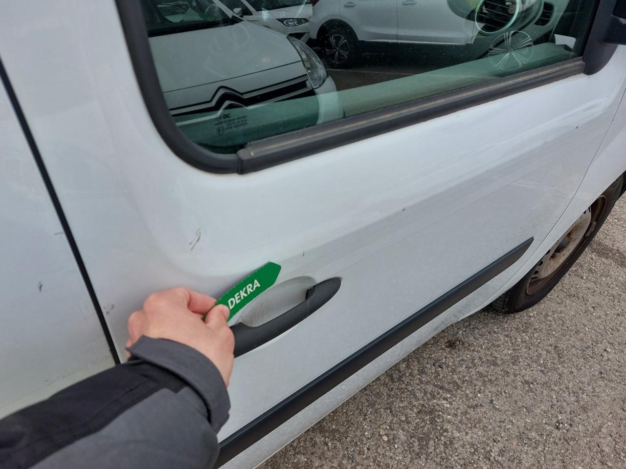 Daño en Puerta delantera derecha Golpe carrocería y  pintura dañada Golpe carrocería y  pintura dañada