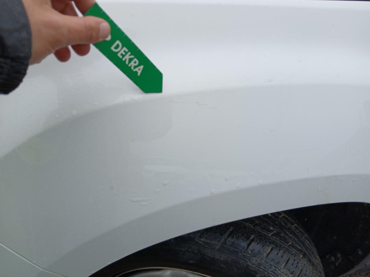 Daño en Aleta delantera izquierdo Golpe carrocería Golpe carrocería