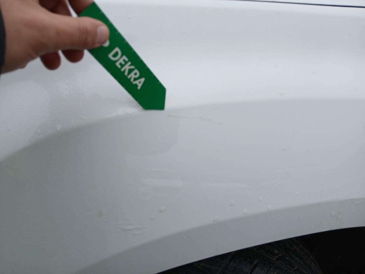 Daño en Aleta delantera izquierdo Golpe carrocería Golpe carrocería
