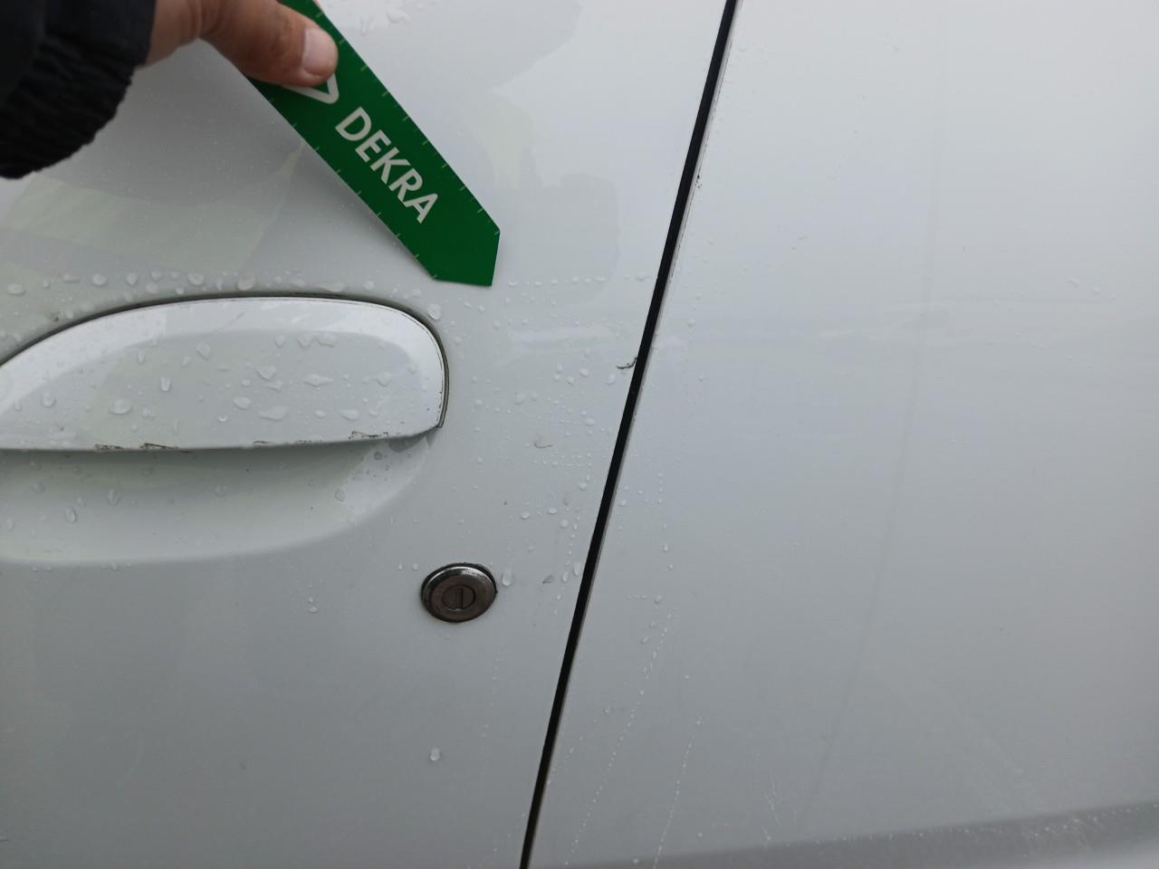 Daño en Puerta delantera izquierda Golpe carrocería Golpe carrocería