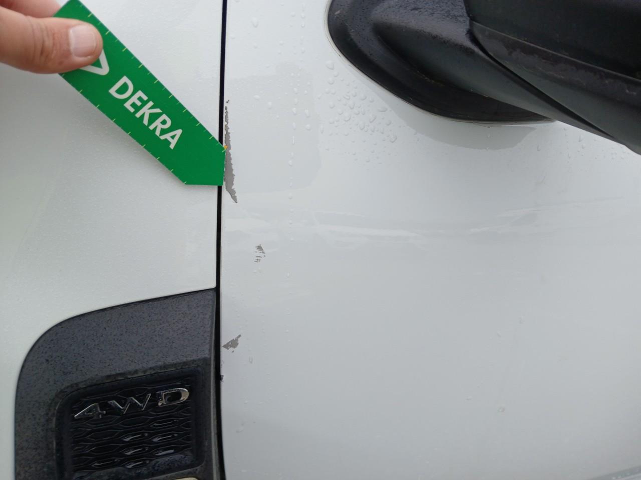 Daño en Puerta delantera izquierda Golpe carrocería Golpe carrocería