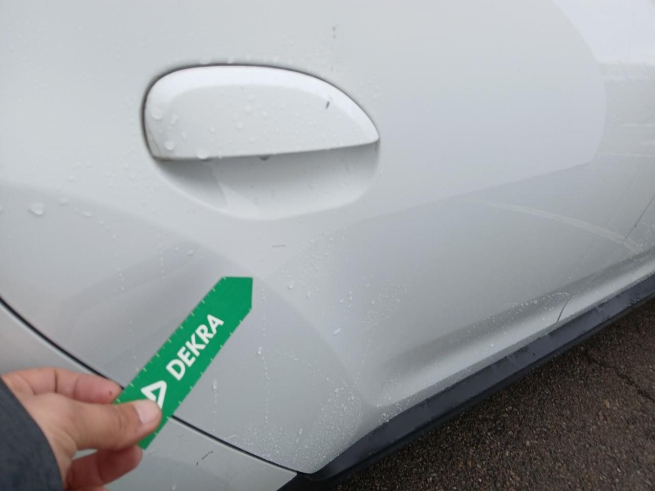 Daño en Puerta trasera derecha Golpe carrocería Golpe carrocería