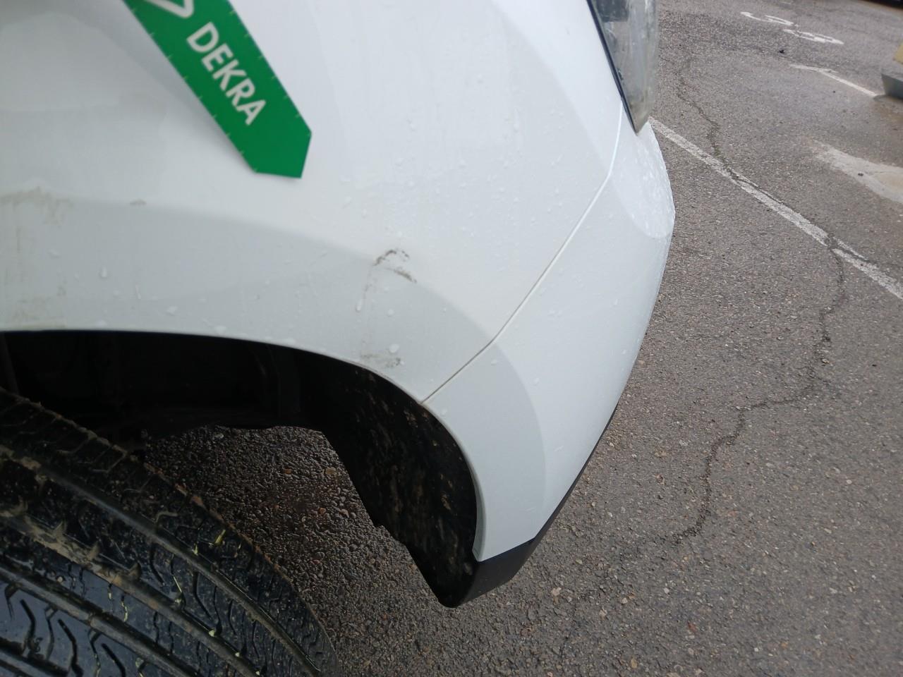 Daño en Aleta delantera derecha Golpe carrocería Golpe carrocería