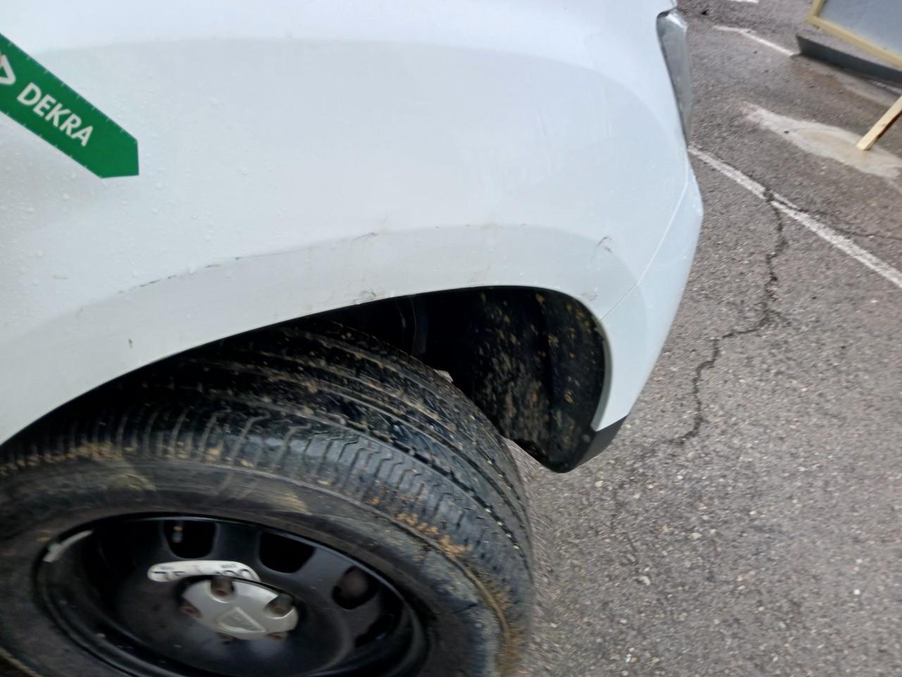 Daño en Aleta delantera derecha Golpe carrocería Golpe carrocería