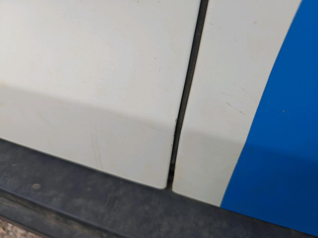 Daño en Puerta delantera izquierda Arañazo ligero Arañazo ligero