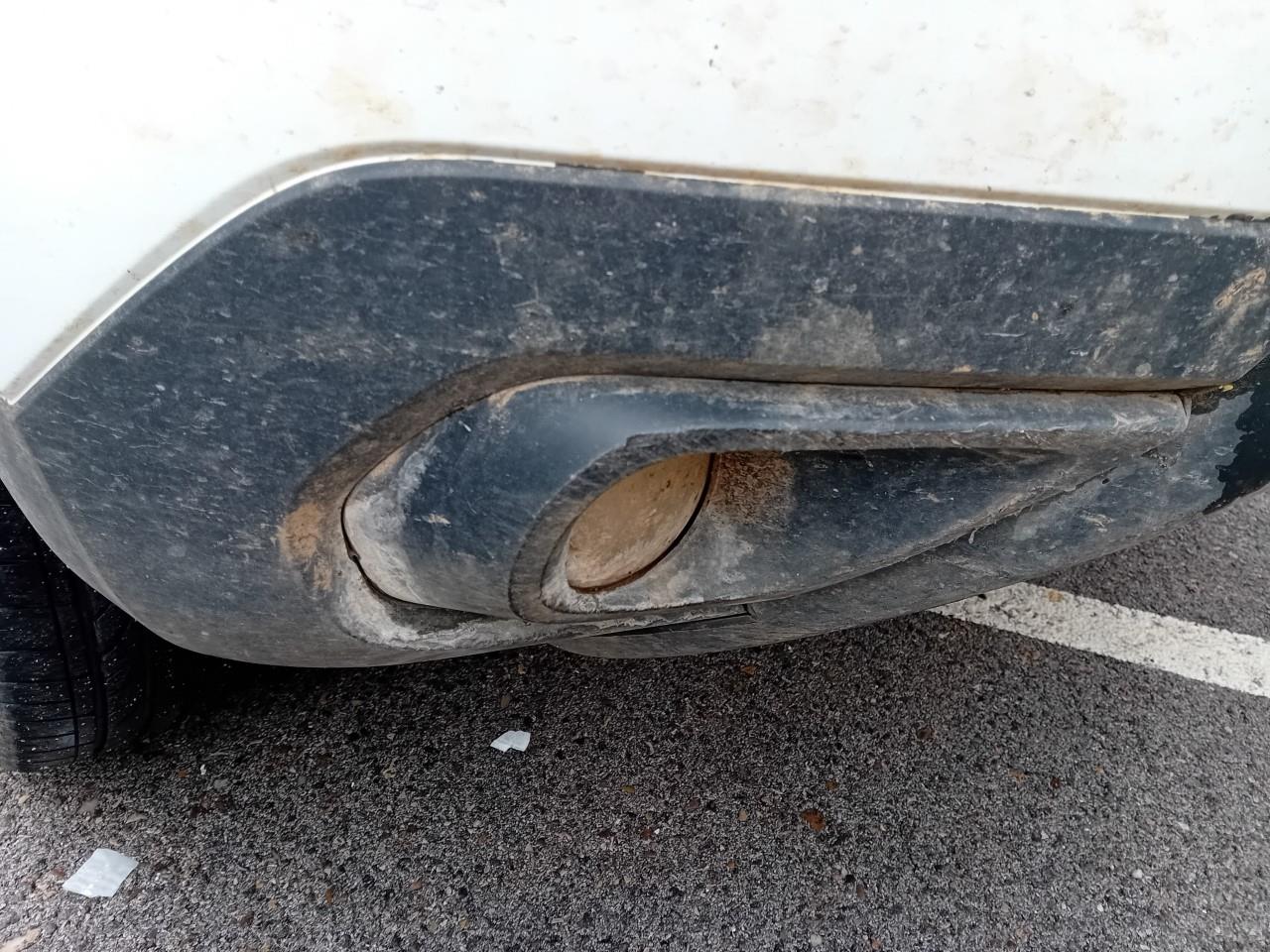 Daño en moldura Arañazo profundo Arañazo profundo