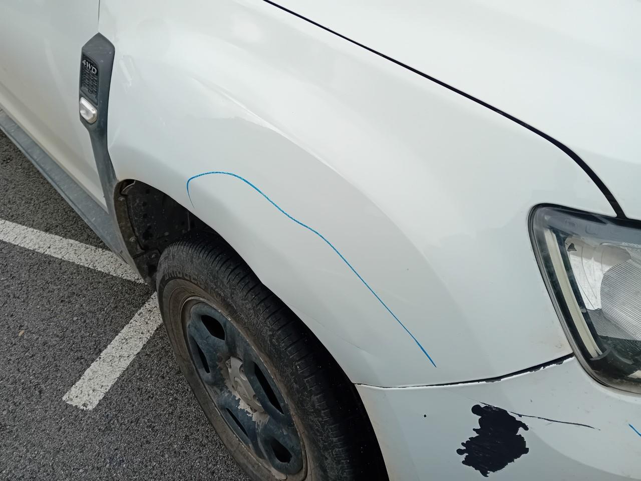 Daño en Aleta delantera derecha Golpe carrocería y  pintura dañada Golpe carrocería y  pintura dañada