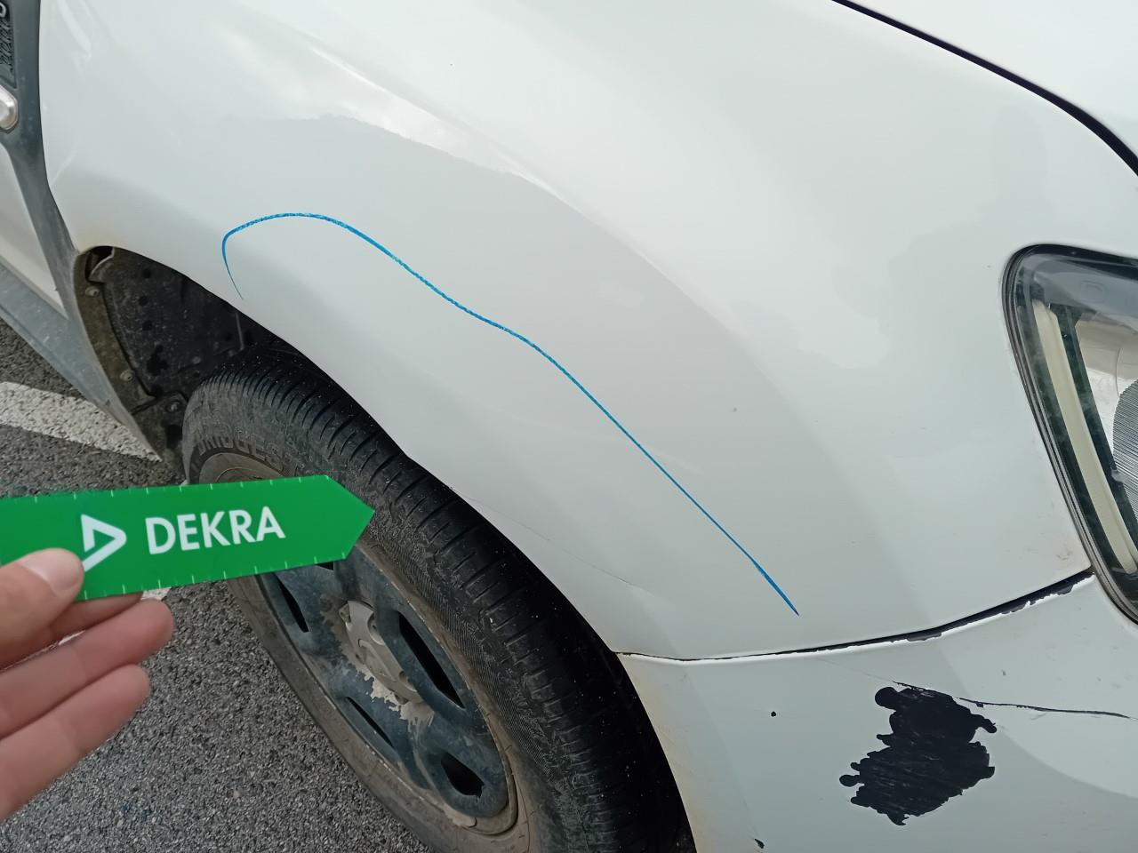 Daño en Aleta delantera derecha Golpe carrocería y  pintura dañada Golpe carrocería y  pintura dañada