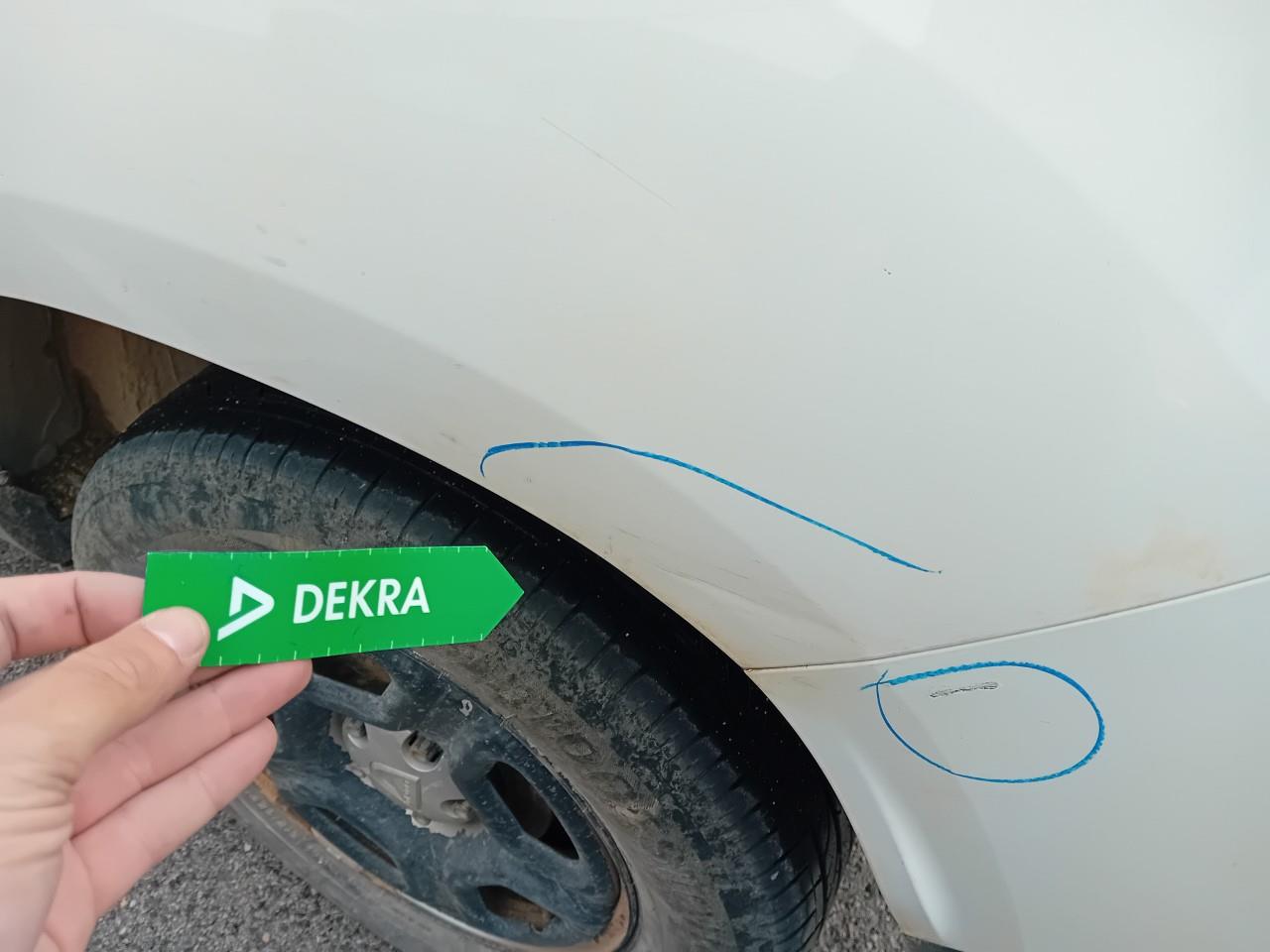 Daño en Aleta trasera izquierdo Golpe carrocería y  pintura dañada Golpe carrocería y  pintura dañada