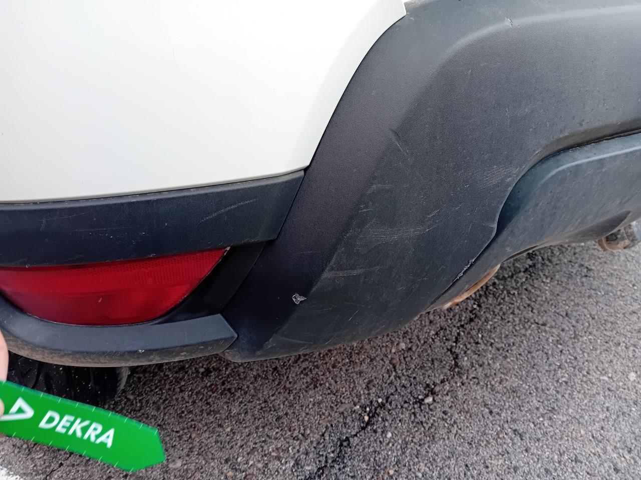 Daño en moldura parachoque Del Arañazo profundo Arañazo profundo