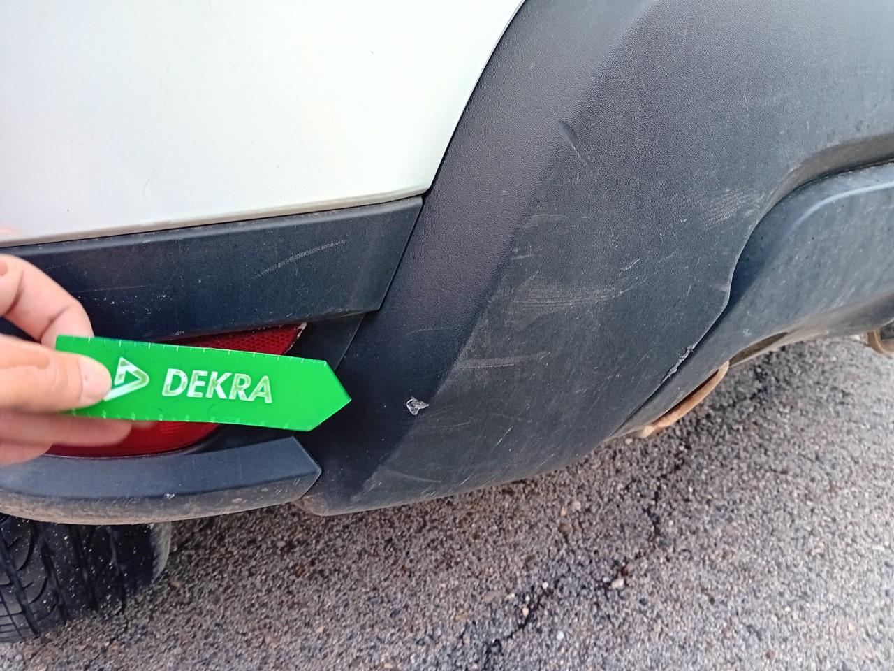 Daño en moldura parachoque Del Arañazo profundo Arañazo profundo