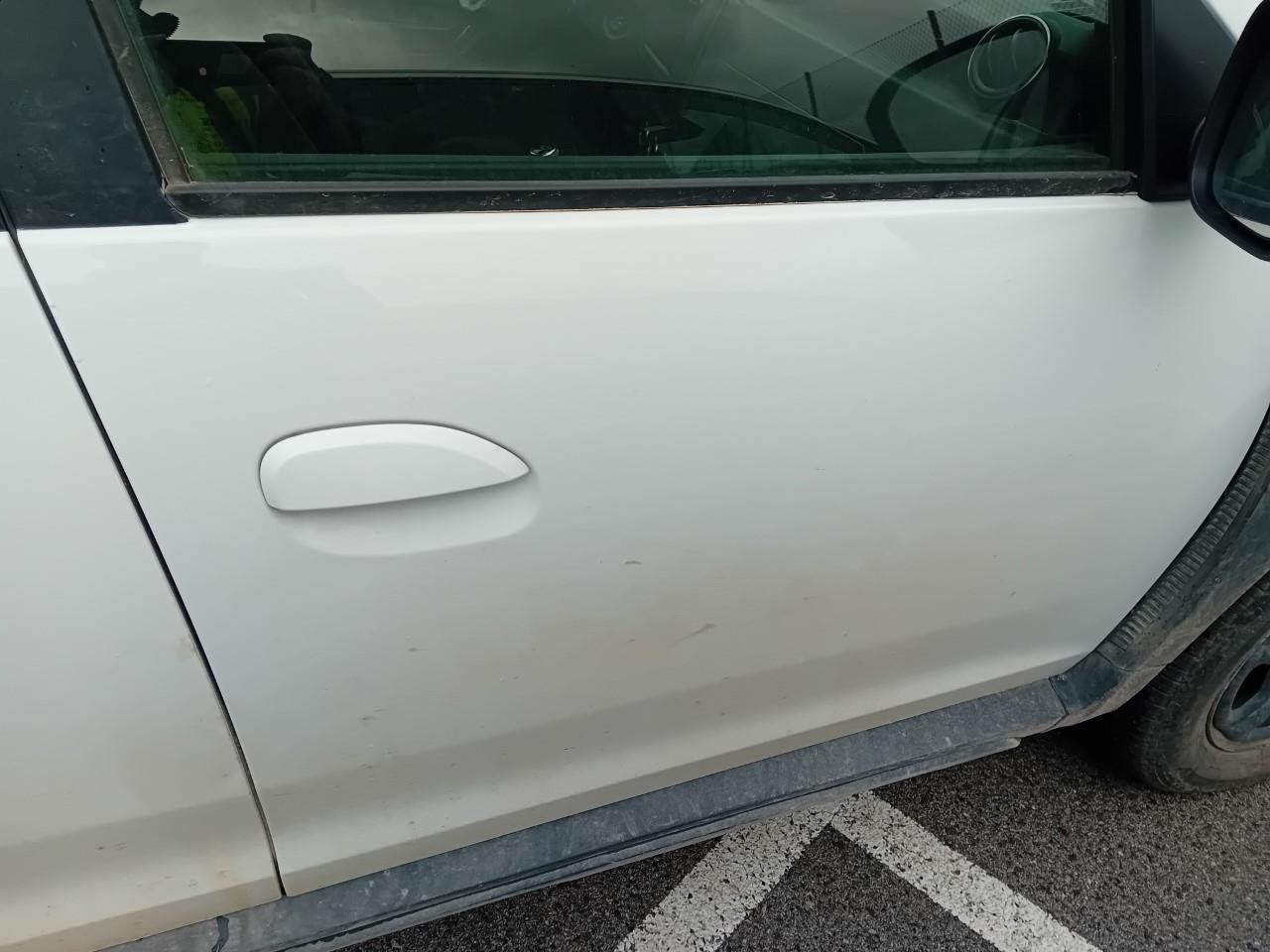 Daño en Puerta delantera derecha Golpe carrocería Golpe carrocería