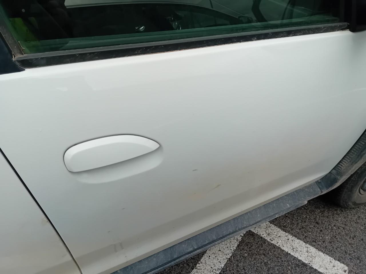 Daño en Puerta delantera derecha Golpe carrocería Golpe carrocería