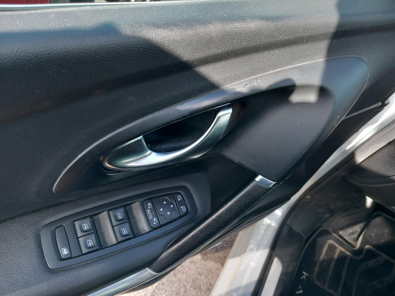 Daño en Guarnecido puerta Usado Usado