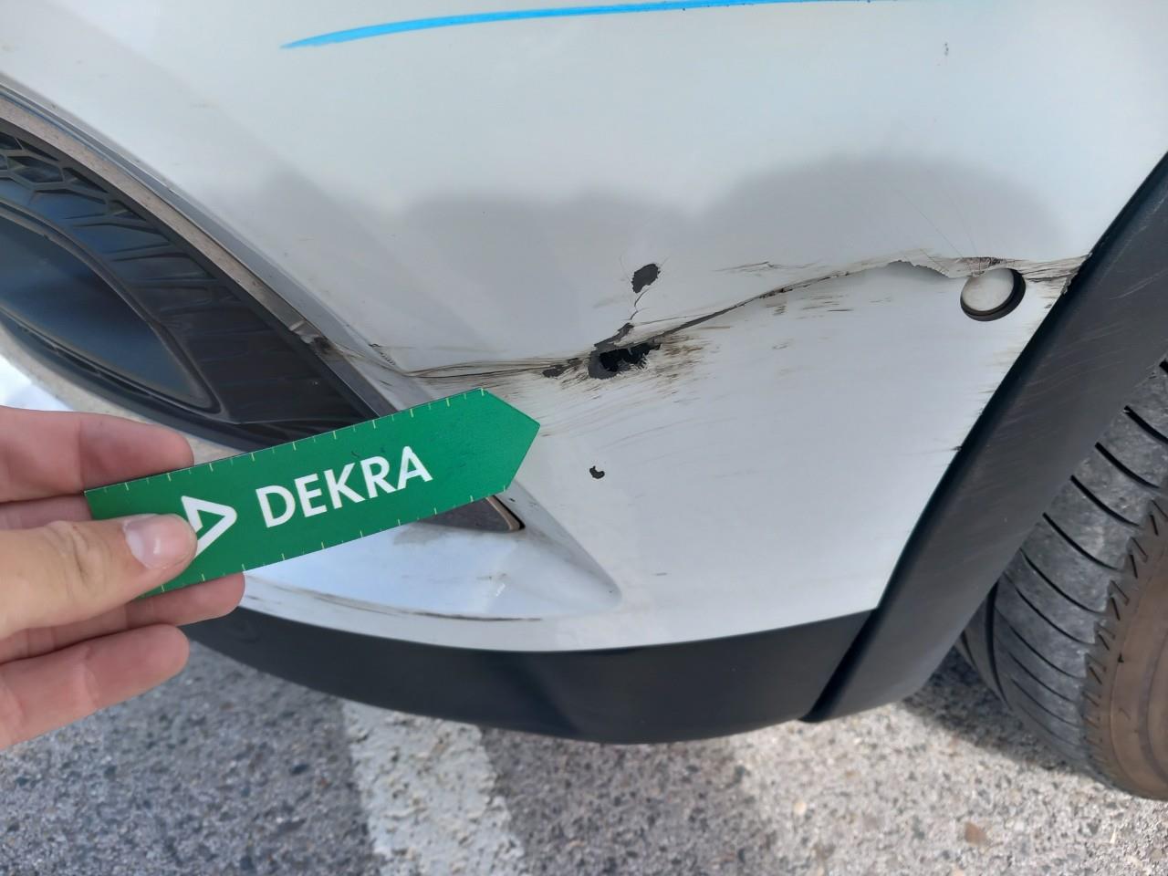 Daño en parachoque delantero Roto Roto
