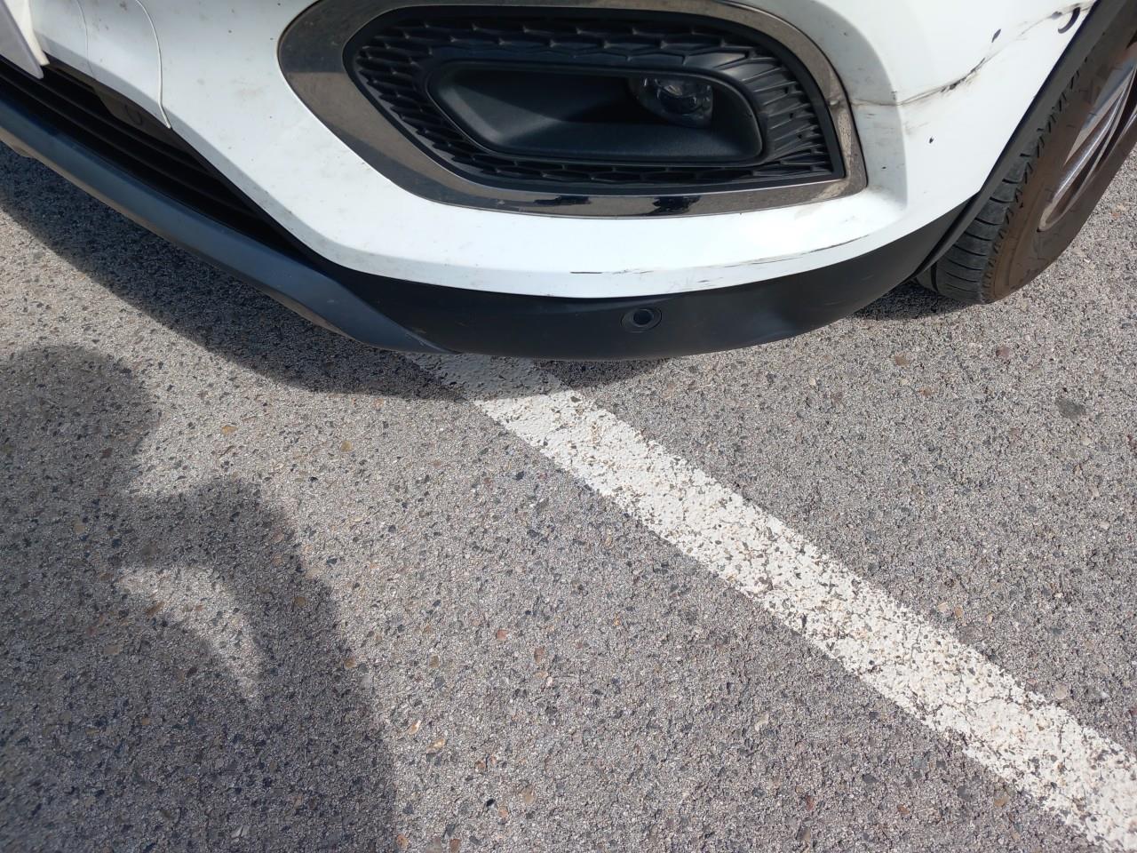 Daño en parachoque delantero Golpe carrocería Golpe carrocería