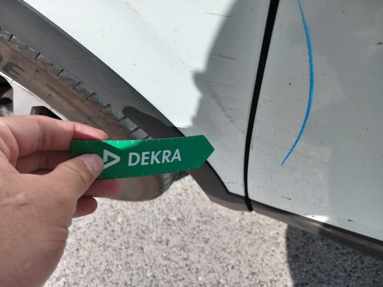 Daño en Puerta delantera izquierda Golpe carrocería Golpe carrocería
