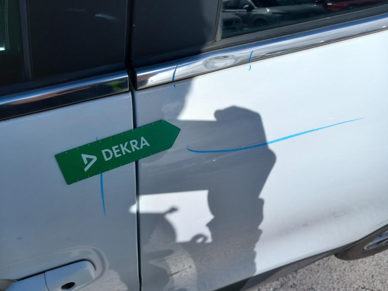 Daño en Puerta trasera izquierda Golpe carrocería Golpe carrocería