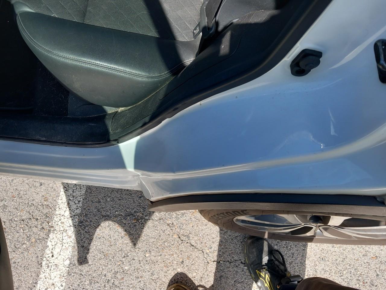 Daño en alto de puerta Golpe carrocería Golpe carrocería