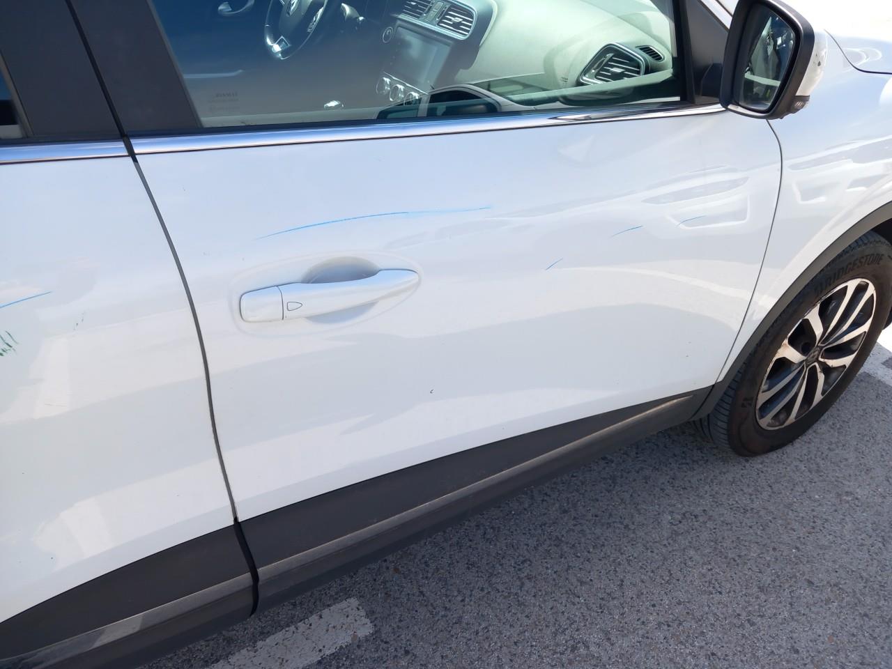 Daño en Puerta delantera derecha Golpe carrocería Golpe carrocería