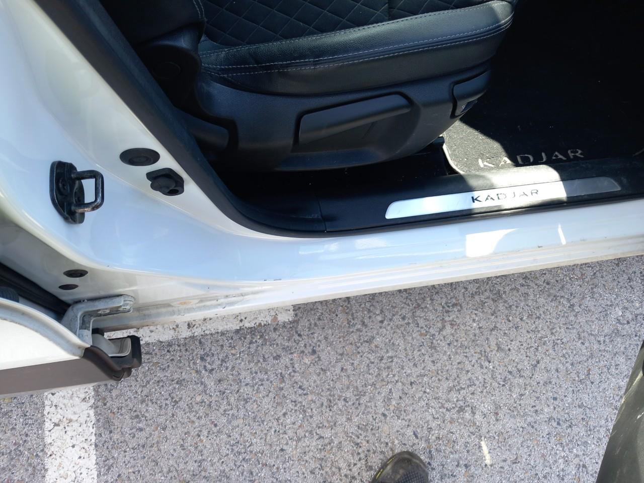 Daño en alto de puerta Arañazo profundo Arañazo profundo
