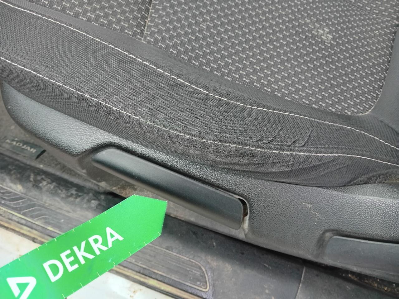 Daño en Asiento conductor Arañazo profundo Arañazo profundo