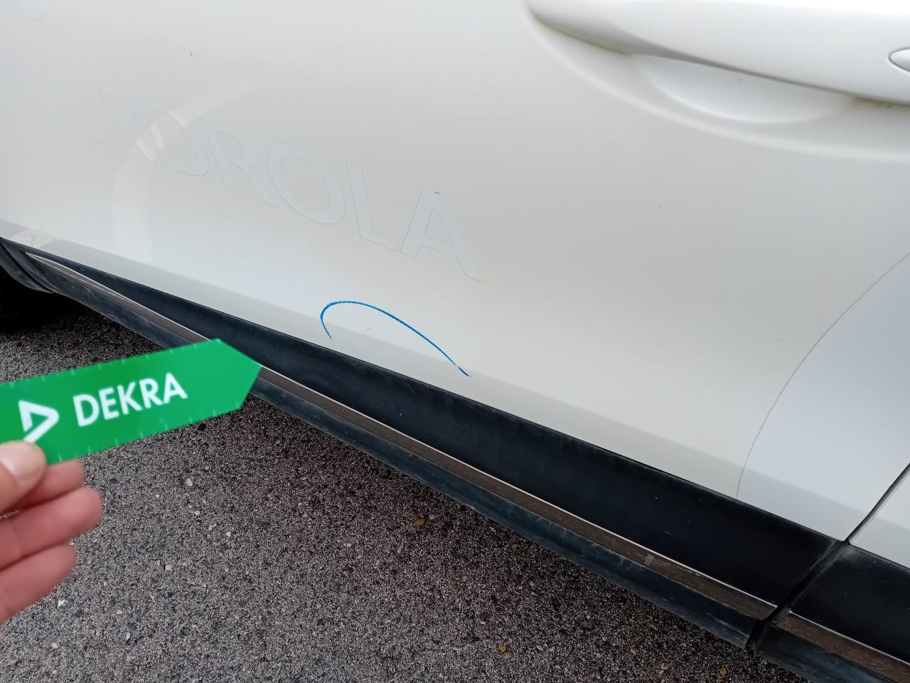 Daño en Puerta delantera izquierda Golpe carrocería y  pintura dañada Golpe carrocería y  pintura dañada