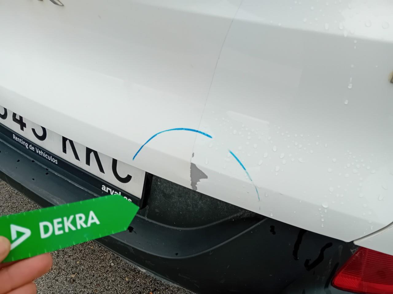 Daño en Maletero Golpe carrocería y  pintura dañada Golpe carrocería y  pintura dañada