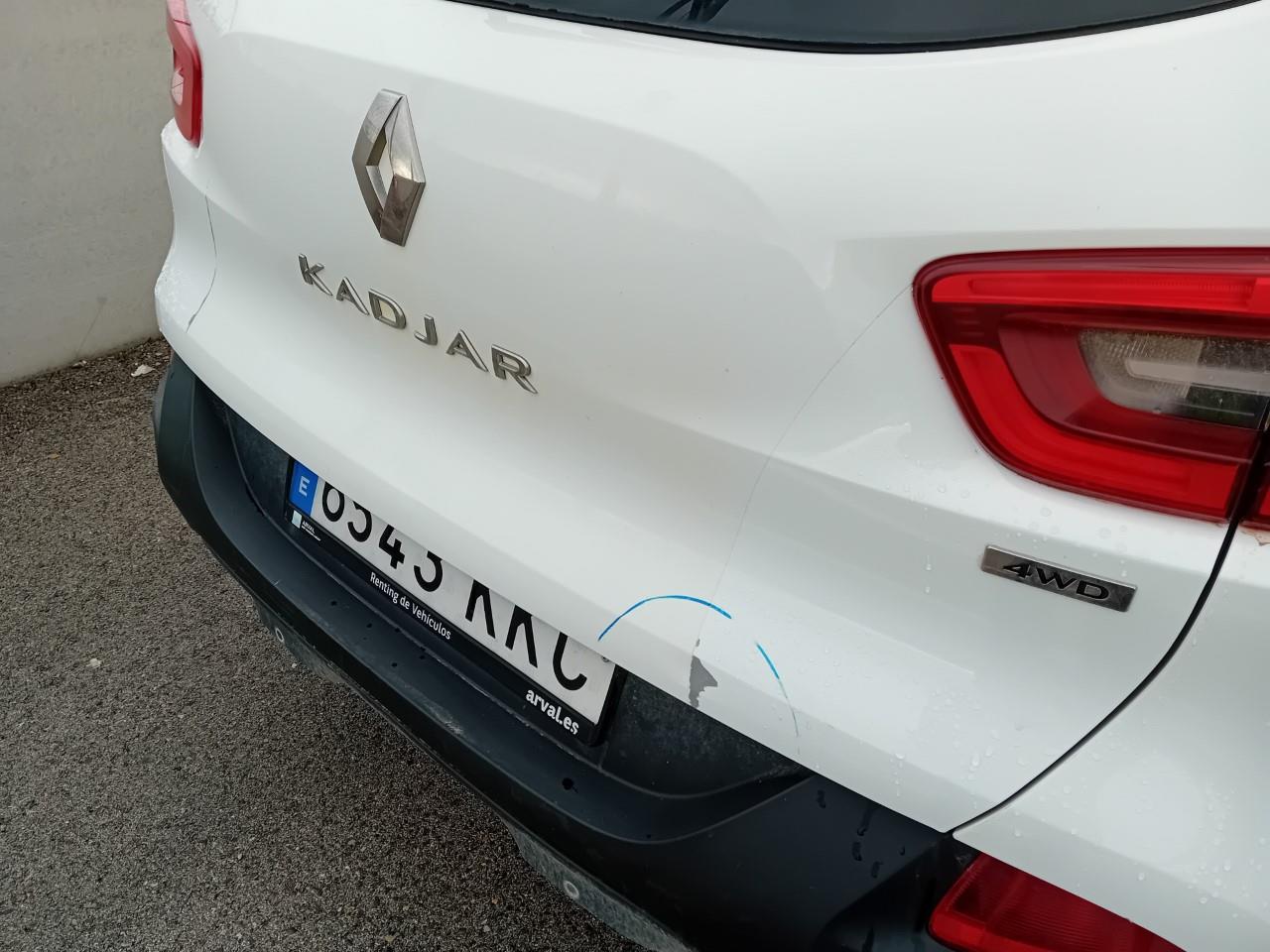 Daño en Maletero Golpe carrocería y  pintura dañada Golpe carrocería y  pintura dañada