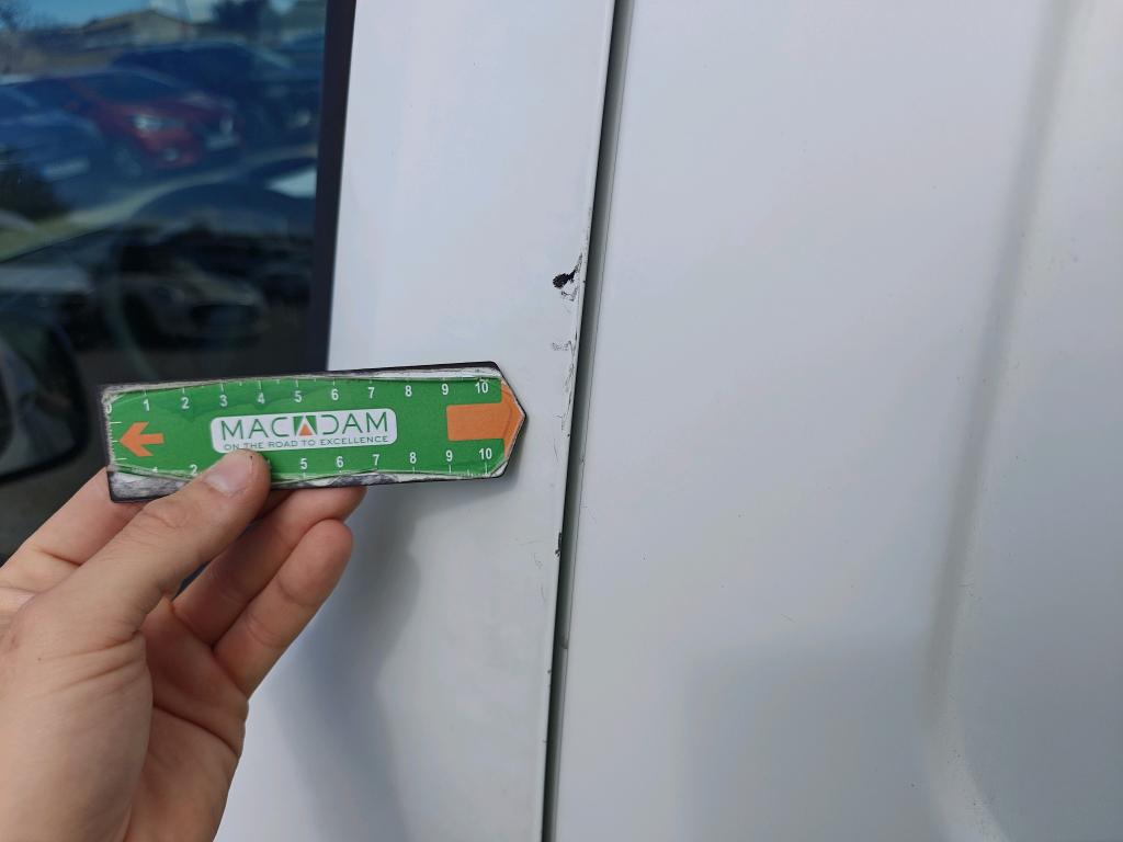 Daño en Puerta delantera izquierda Arañazo ligero Arañazo ligero