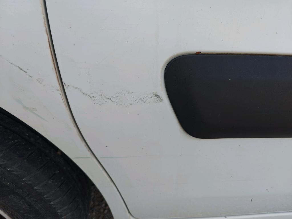 Daño en Puerta lateral derecha Arañazo ligero Arañazo ligero