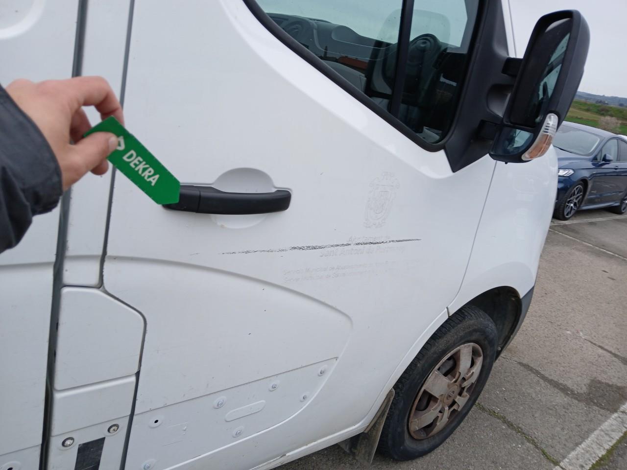 Daño en Puerta delantera derecha Golpe carrocería Golpe carrocería