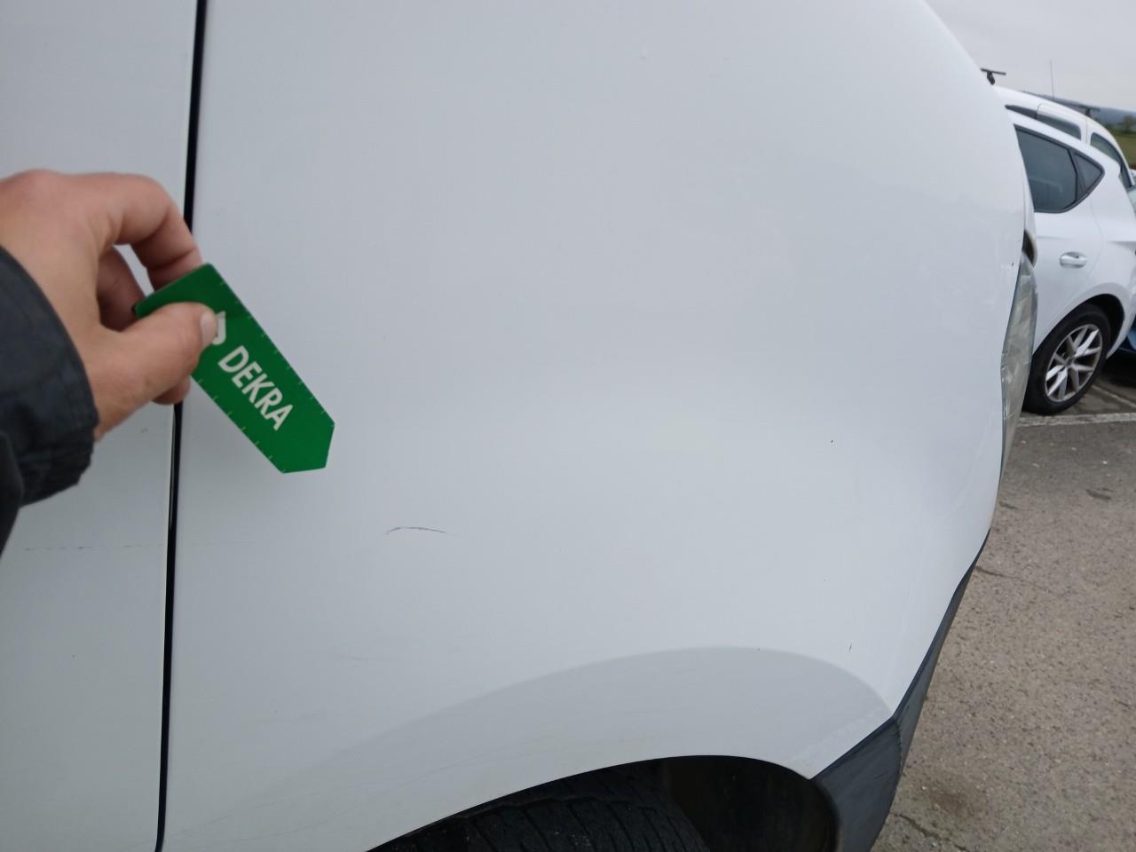 Daño en Aleta delantera derecha Golpe carrocería Golpe carrocería