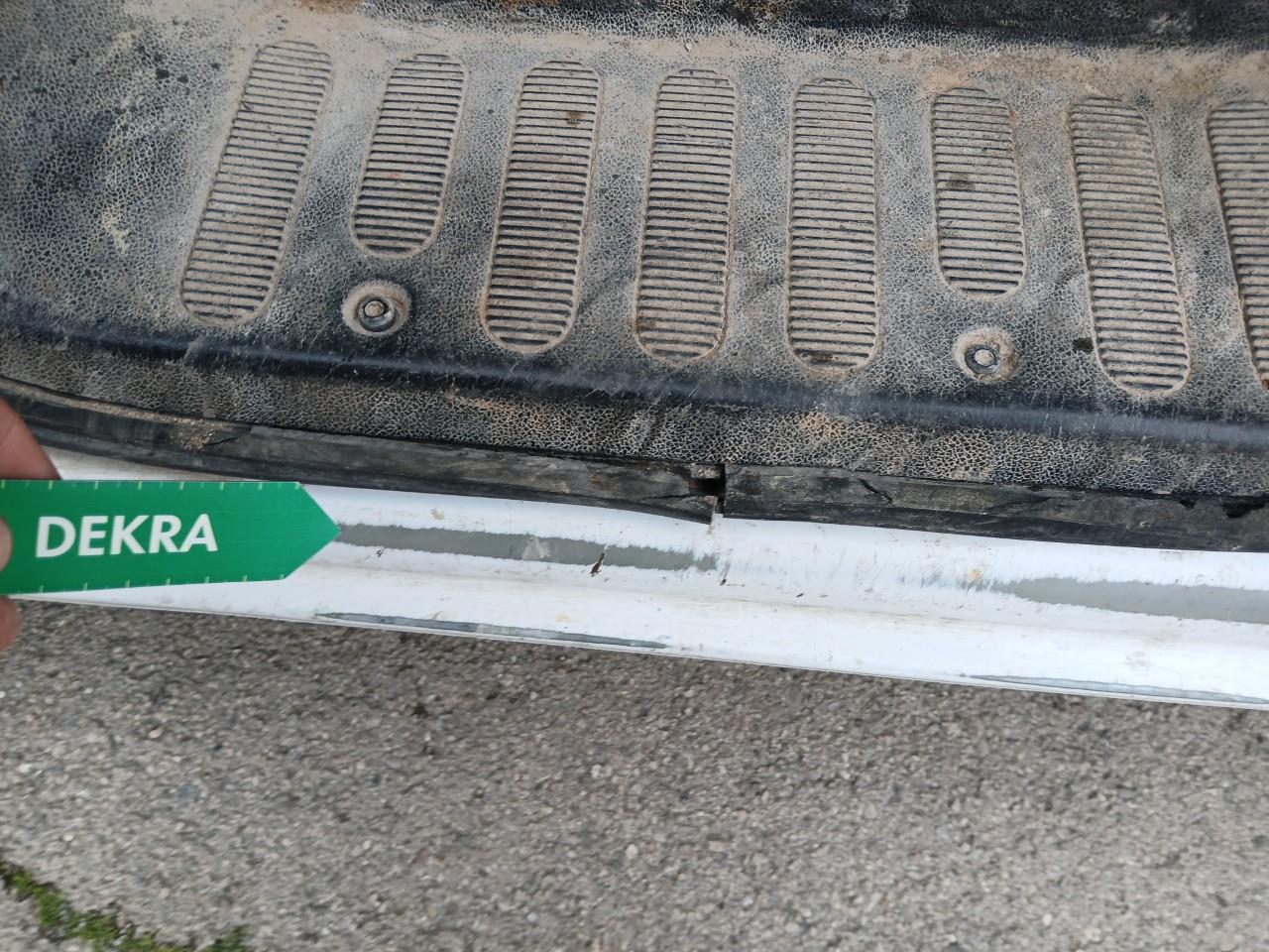 Daño en alto de puerta Arañazo profundo Arañazo profundo