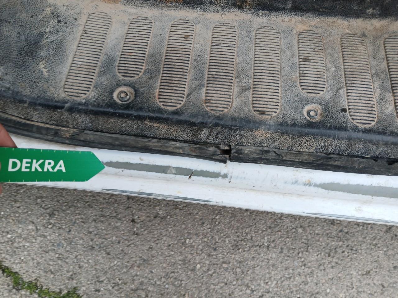 Daño en alto de puerta Arañazo profundo Arañazo profundo