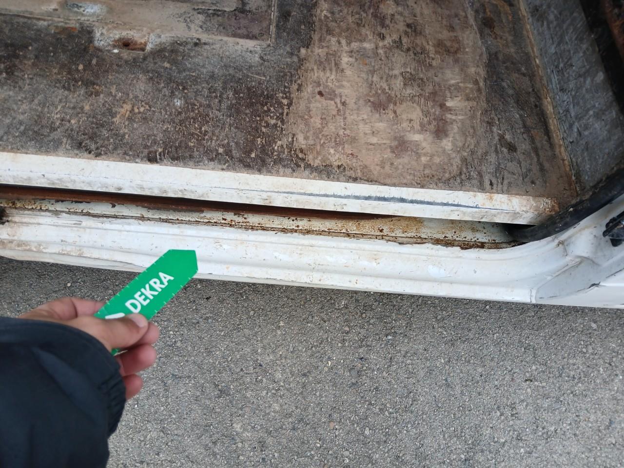 Daño en alto de puerta Golpe carrocería Golpe carrocería
