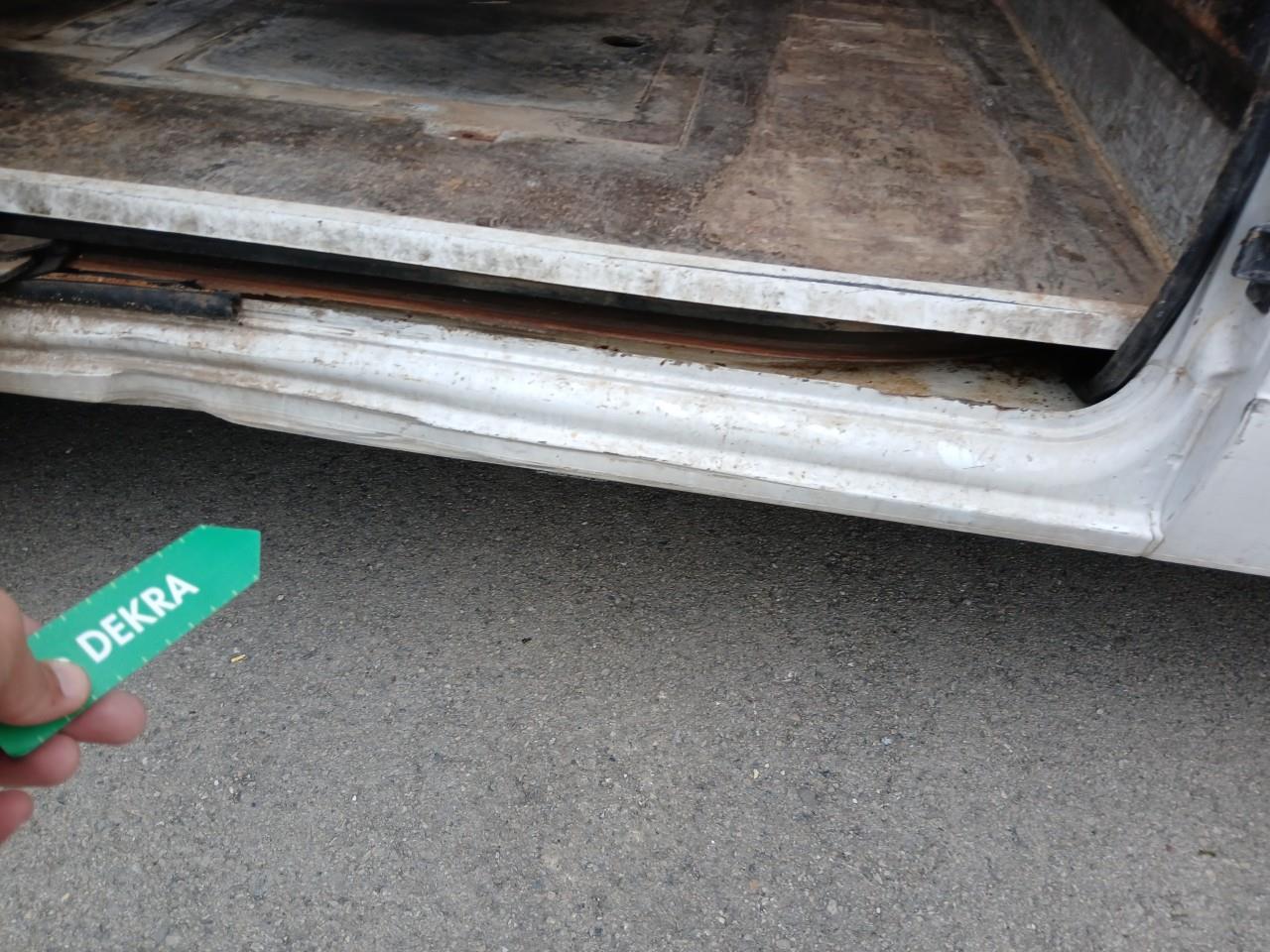 Daño en alto de puerta Arañazo profundo Arañazo profundo