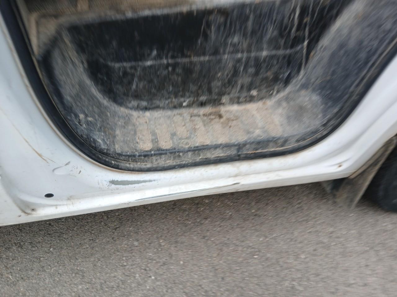 Daño en alto de puerta Arañazo profundo Arañazo profundo