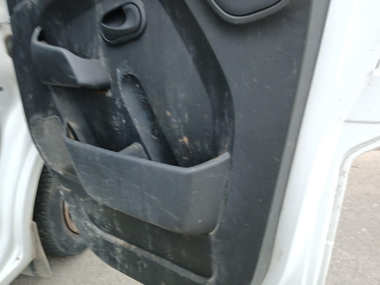 Daño en alto de puerta Arañazo profundo Arañazo profundo