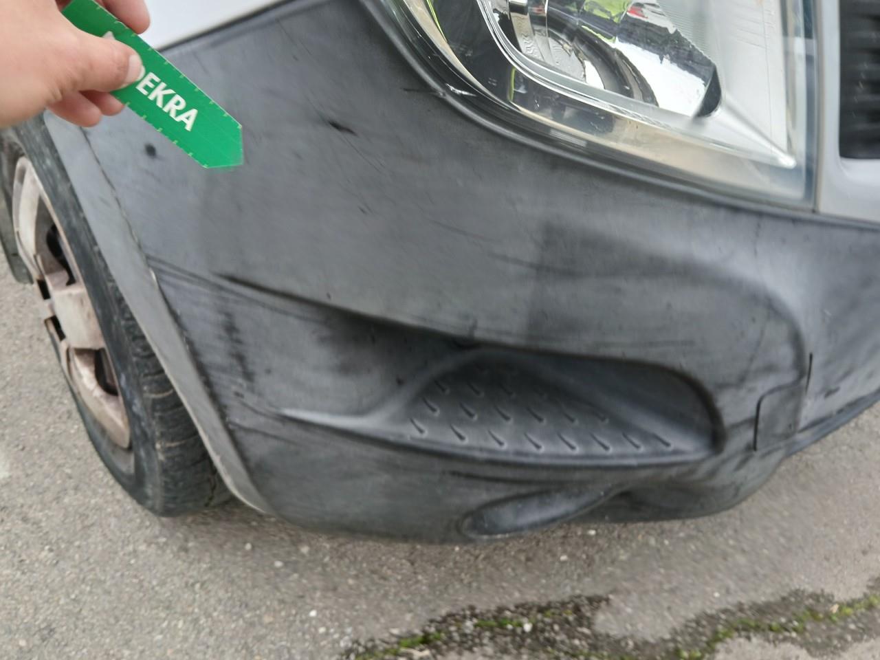Daño en parachoque delantero Golpe carrocería Golpe carrocería