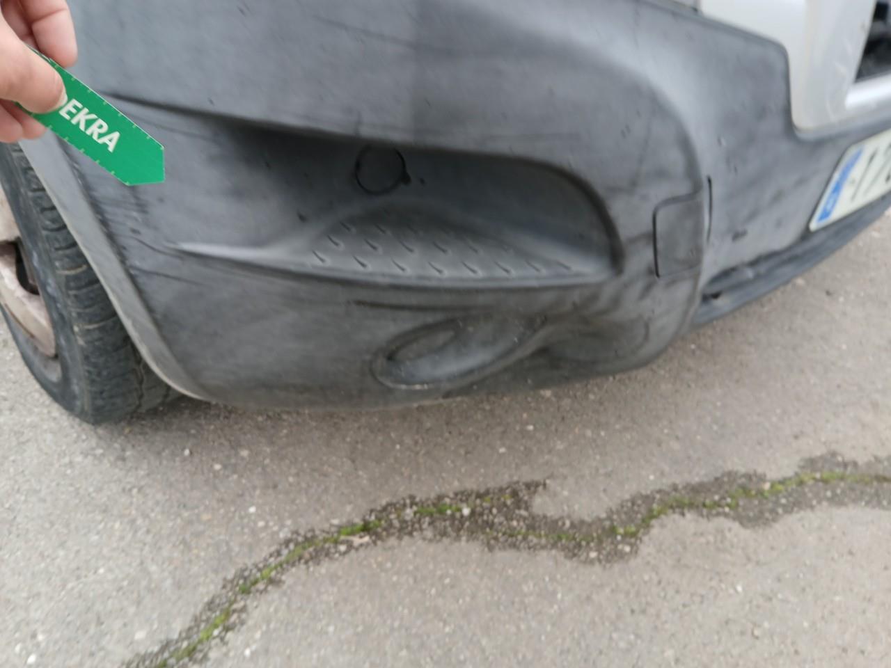 Daño en parachoque delantero Golpe carrocería Golpe carrocería