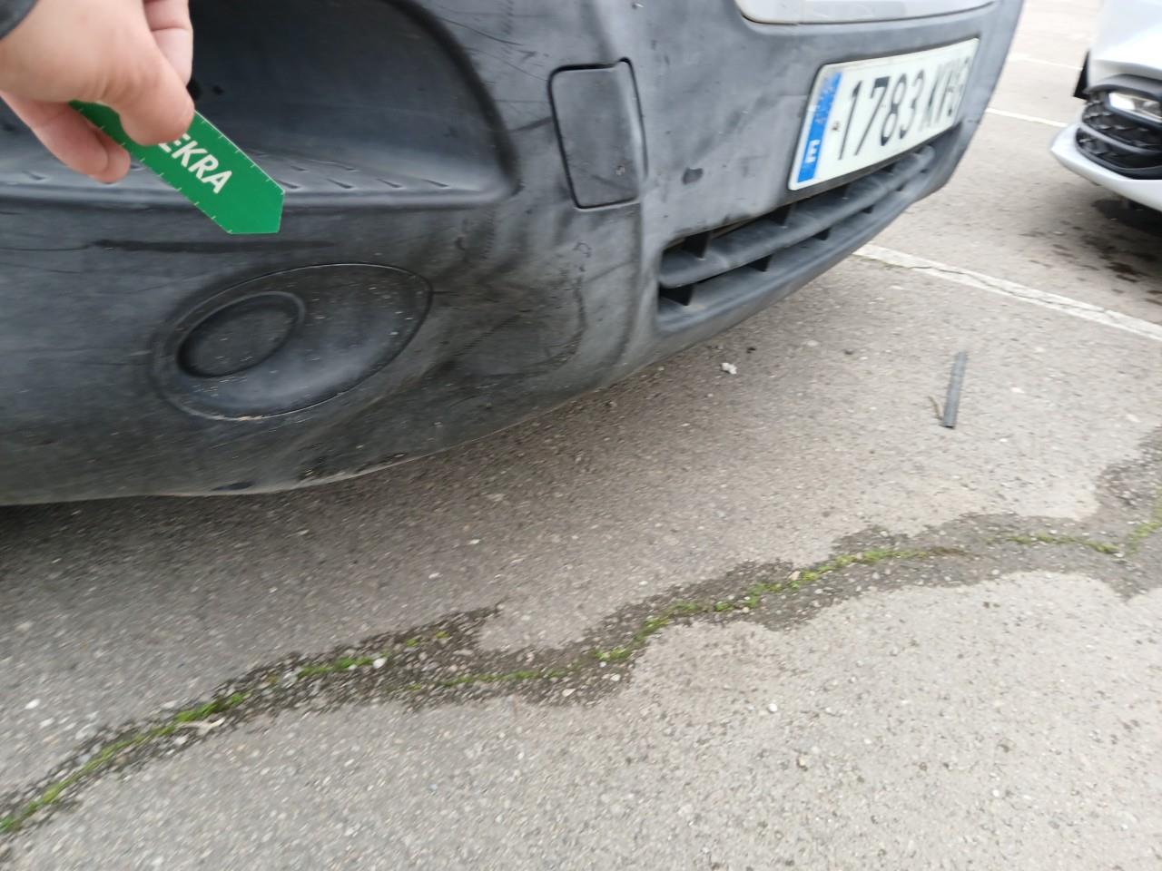 Daño en parachoque delantero Golpe carrocería Golpe carrocería