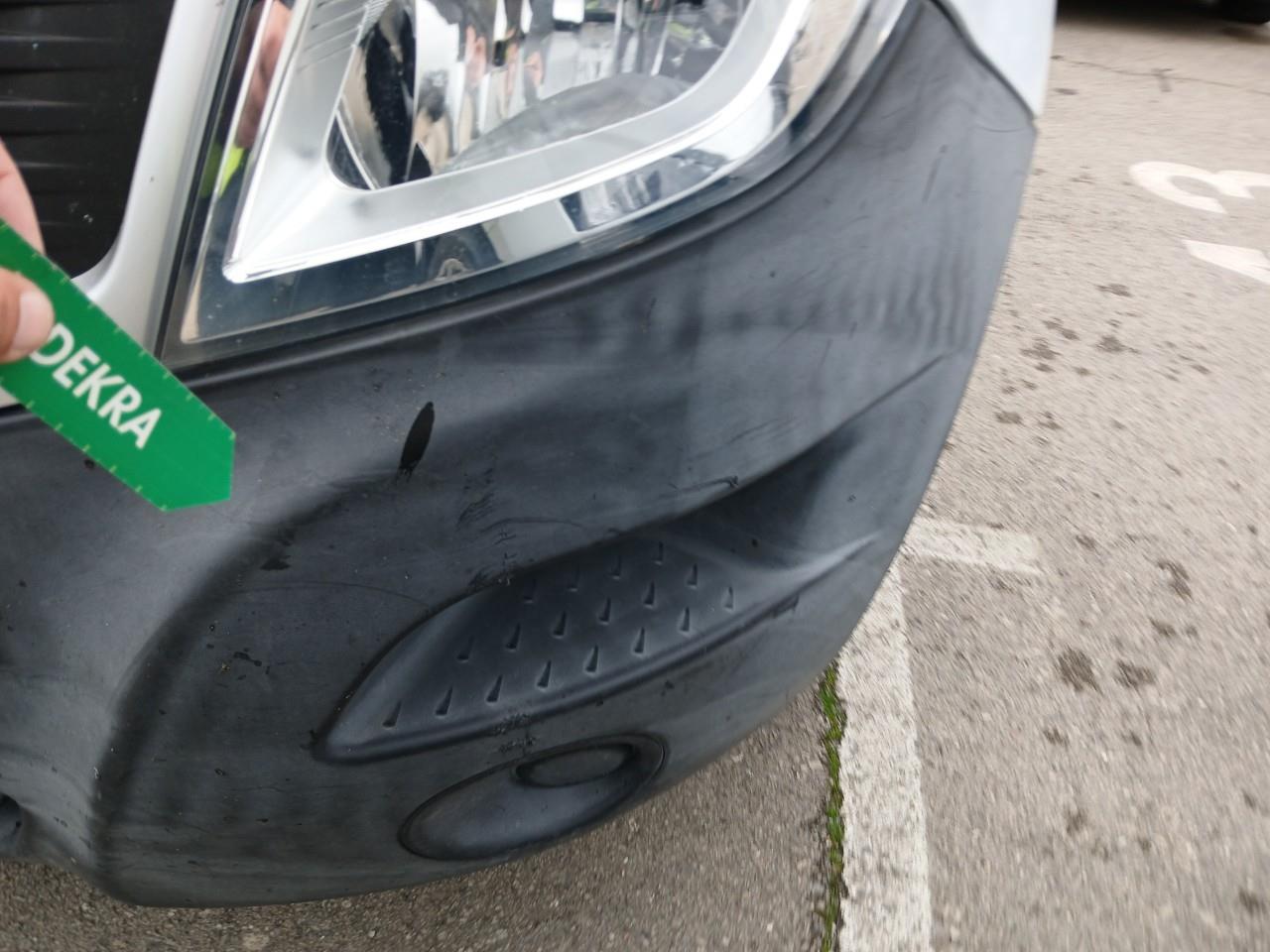 Daño en parachoque delantero Golpe carrocería Golpe carrocería