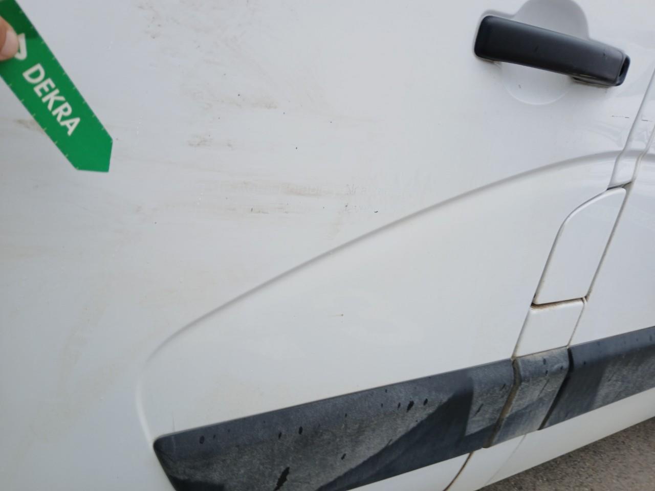Daño en Puerta delantera izquierda Golpe carrocería Golpe carrocería